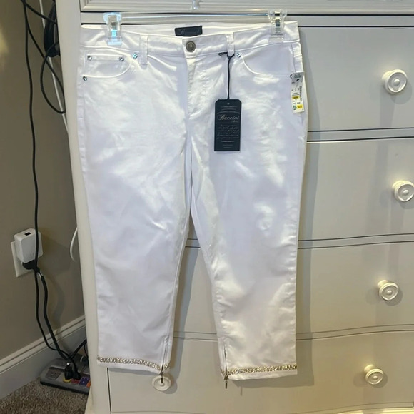 Baccini NWT White Capri Jeans with gold crystals and 5” zipper at bottom of legs - Picture 1 of 5